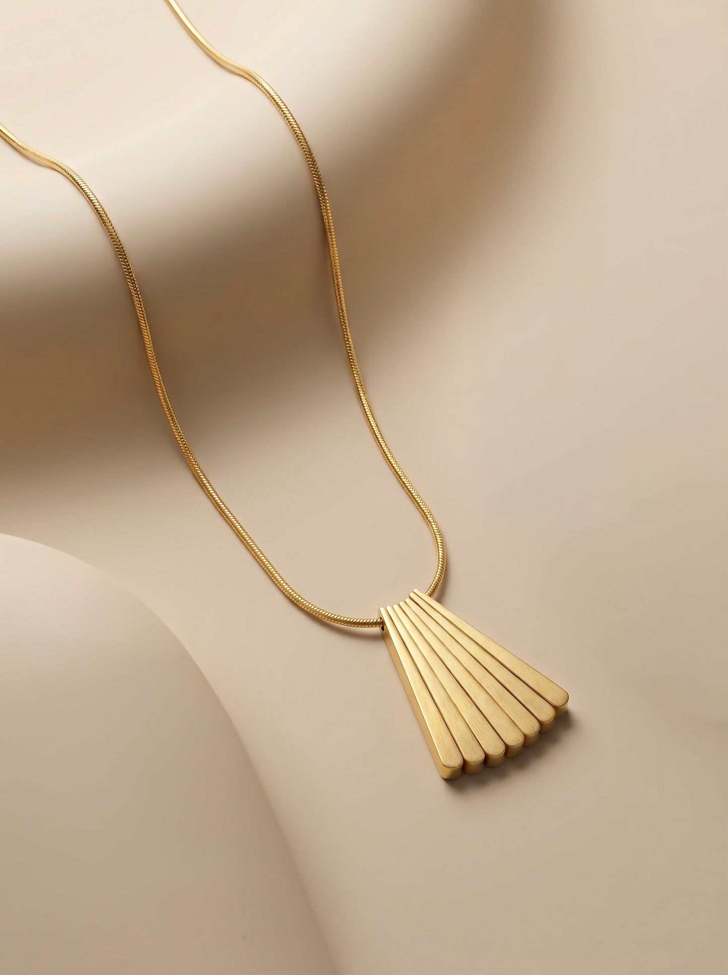 OnnMe by GIVA Fan Glow Gold Plated Pendant with Link Chain