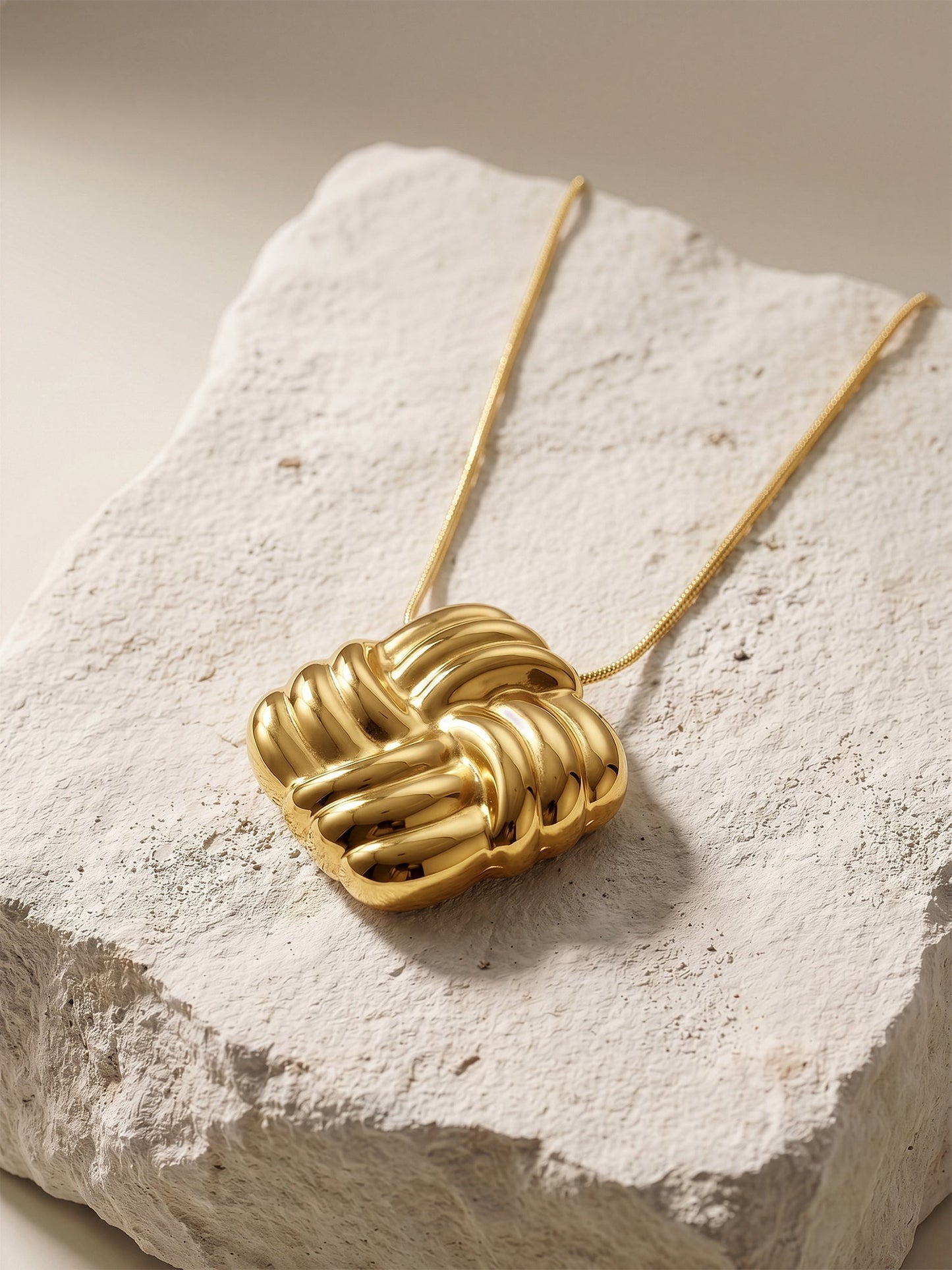 OnnMe by GIVA Wire Mood Gold Plated Pendant with Chain