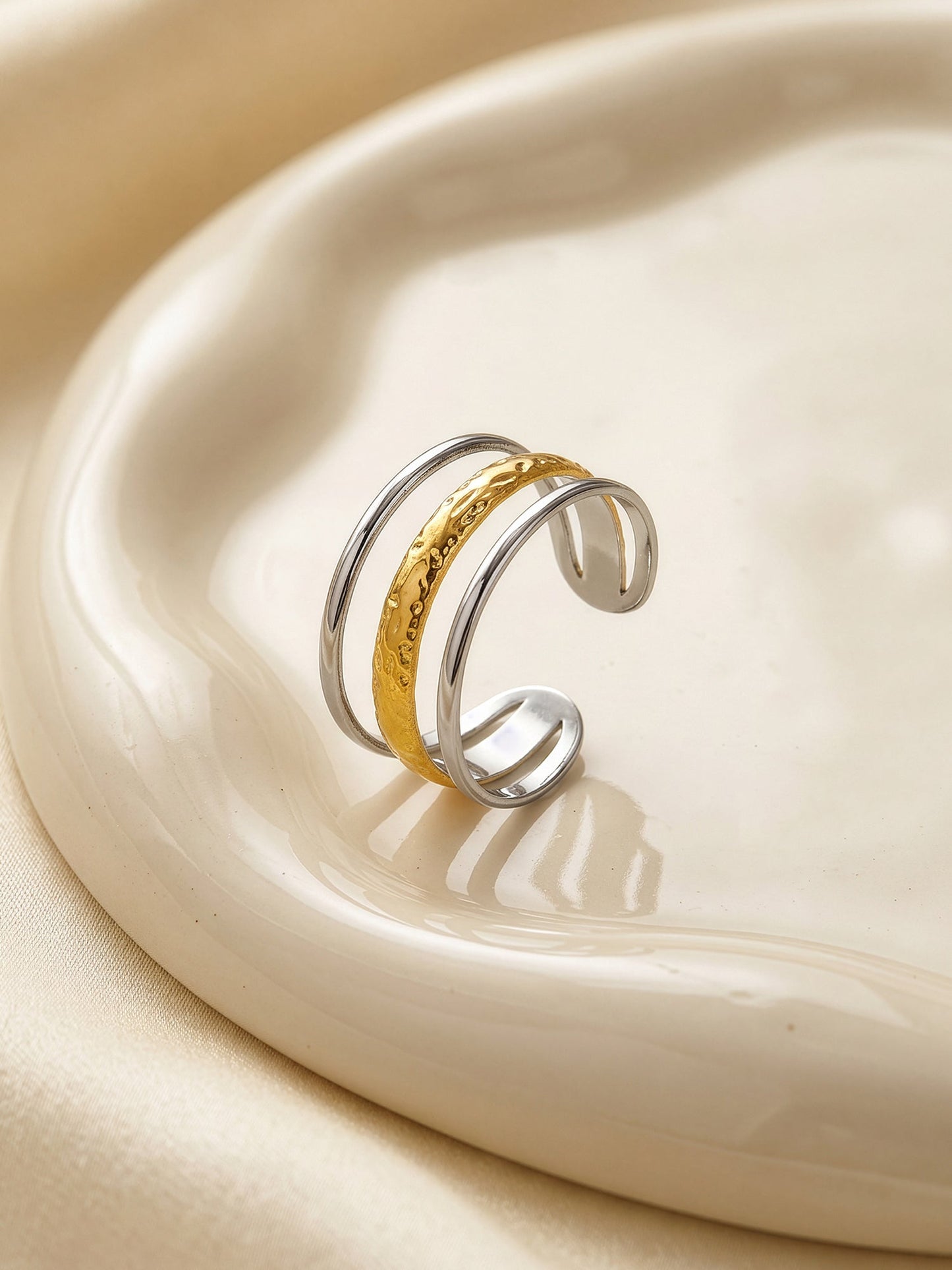 OnnMe by GIVA The Chic Switch Dual Tone Ring (Size 18)