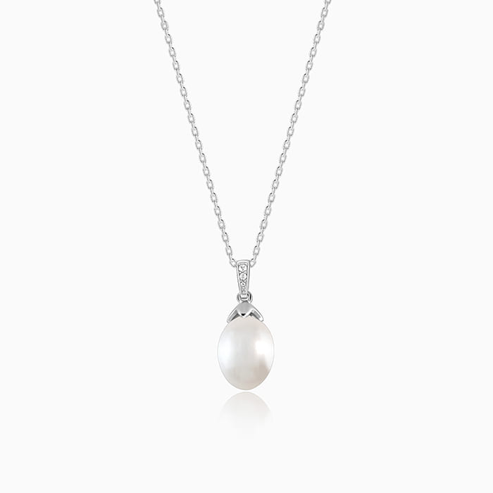 Silver Pearly Hug Pendant with Link Chain