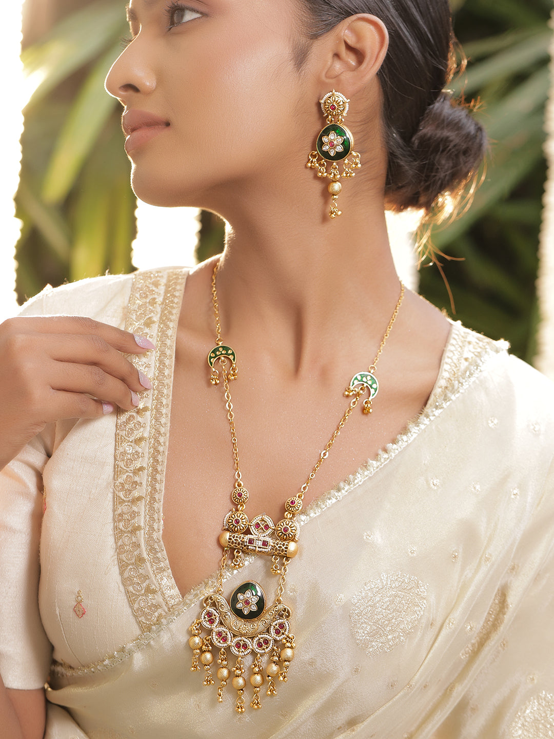 Contemprary Meets Traditions Necklace Set