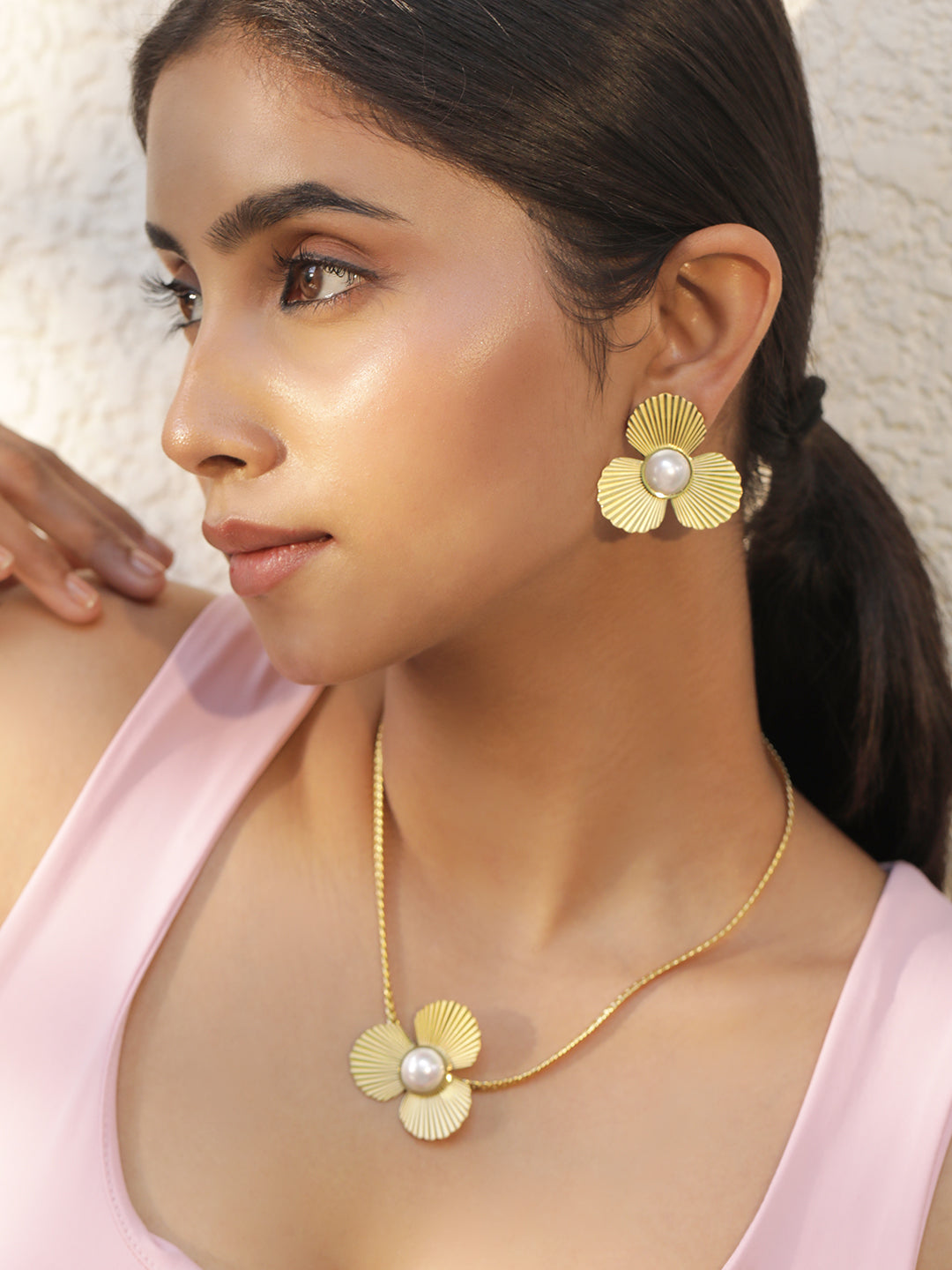 Glam Glow Pearl Floral Pendant Set