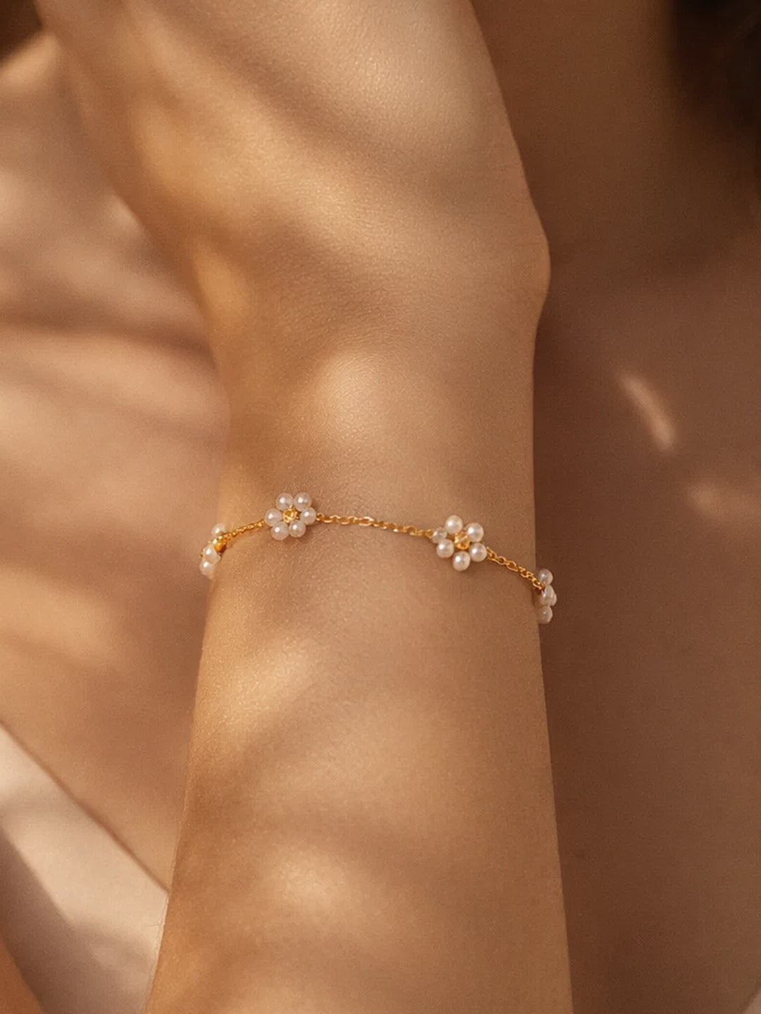 Demifine 18K Gold Plated Stainless steel Mini Pearl Floral Charm Chain Bracelet