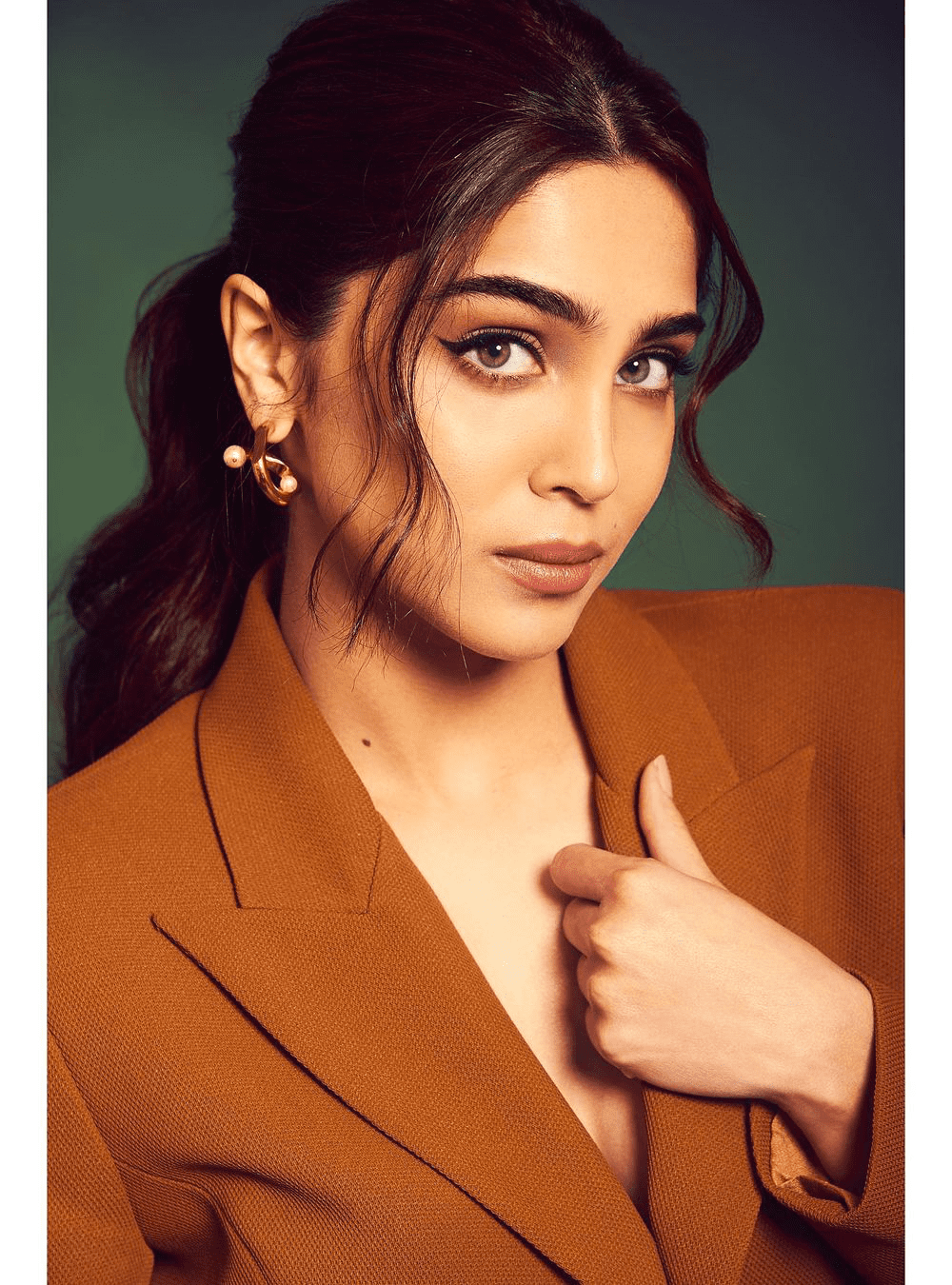Sharvari Wagh Wearing Pearls des Celeste Twisted Hoops Earrings