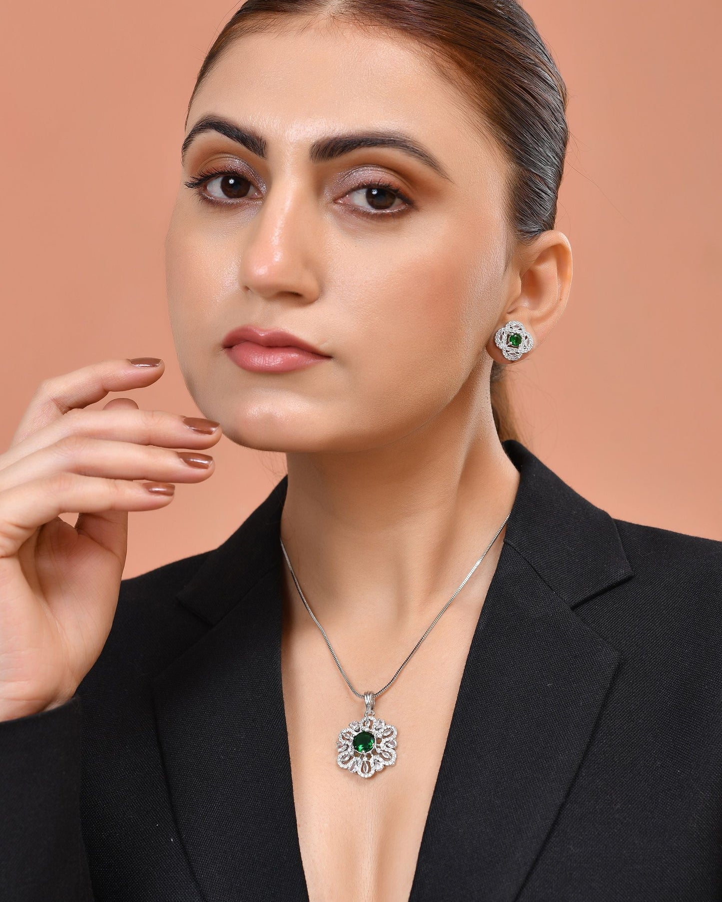 VOJ Silver Plated Floral Shaped Green Circular Ad Chain Set