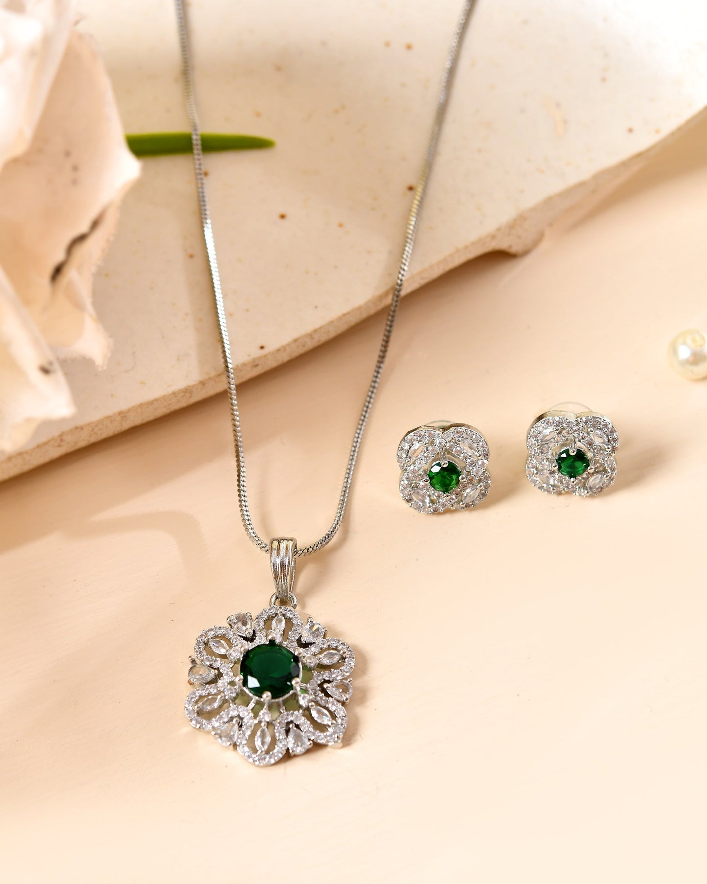 VOJ Silver Plated Floral Shaped Green Circular Ad Chain Set