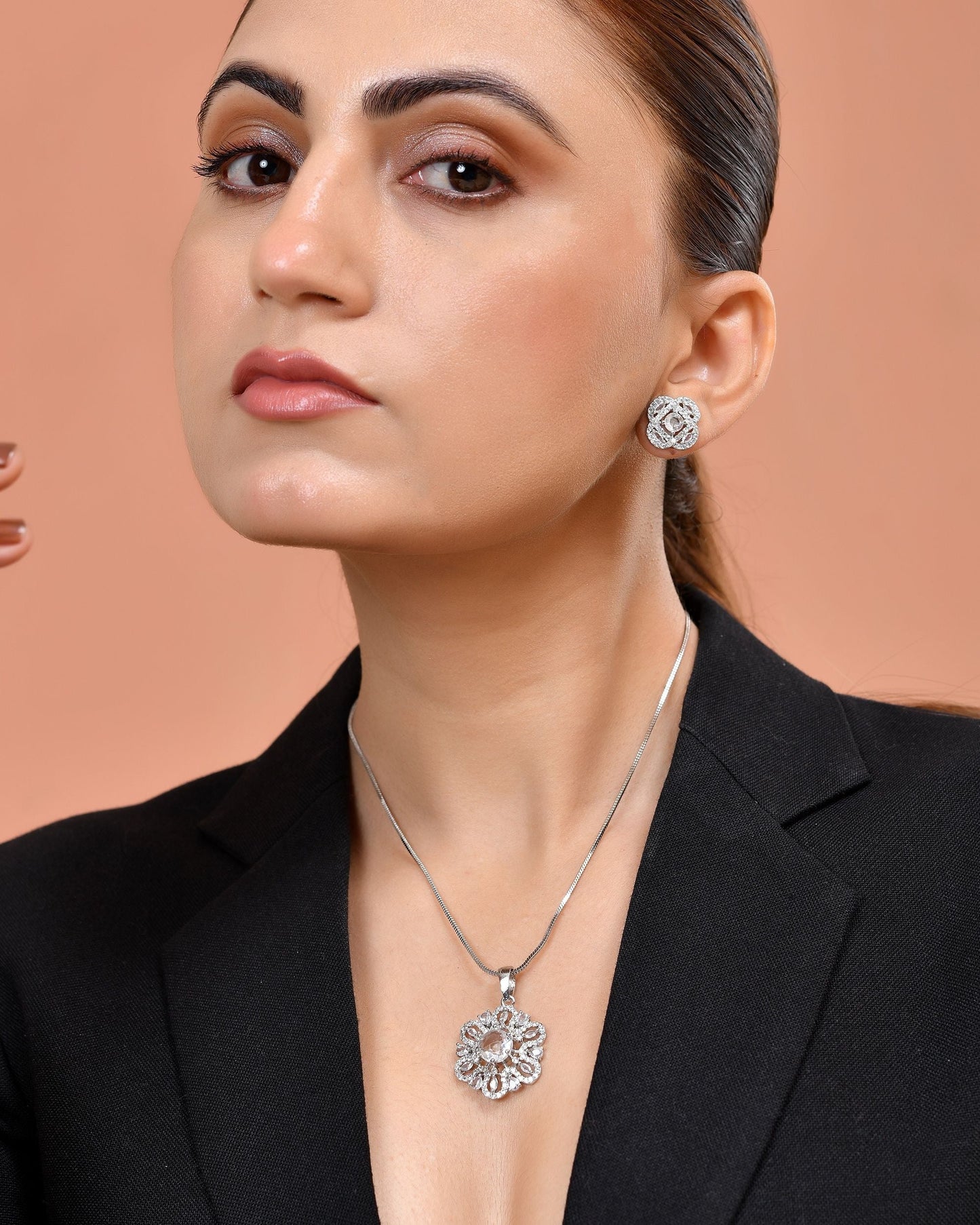 VOJ Silver Plated Circular Shaped Floral Ad Chain Set