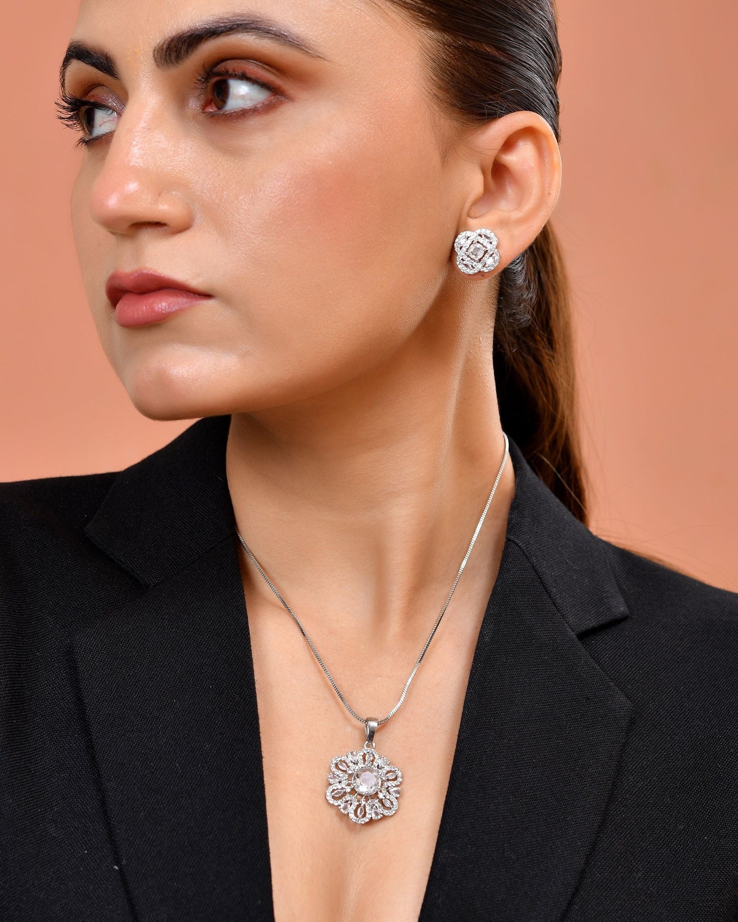 VOJ Silver Plated Circular Shaped Floral Ad Chain Set