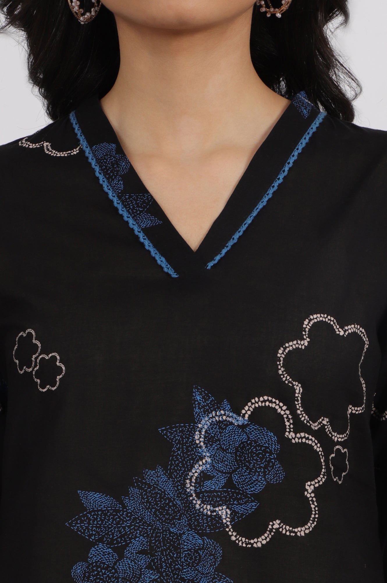 W for Woman Black Bold Floral Printed Pure Cotton Straight Kurta with Lace