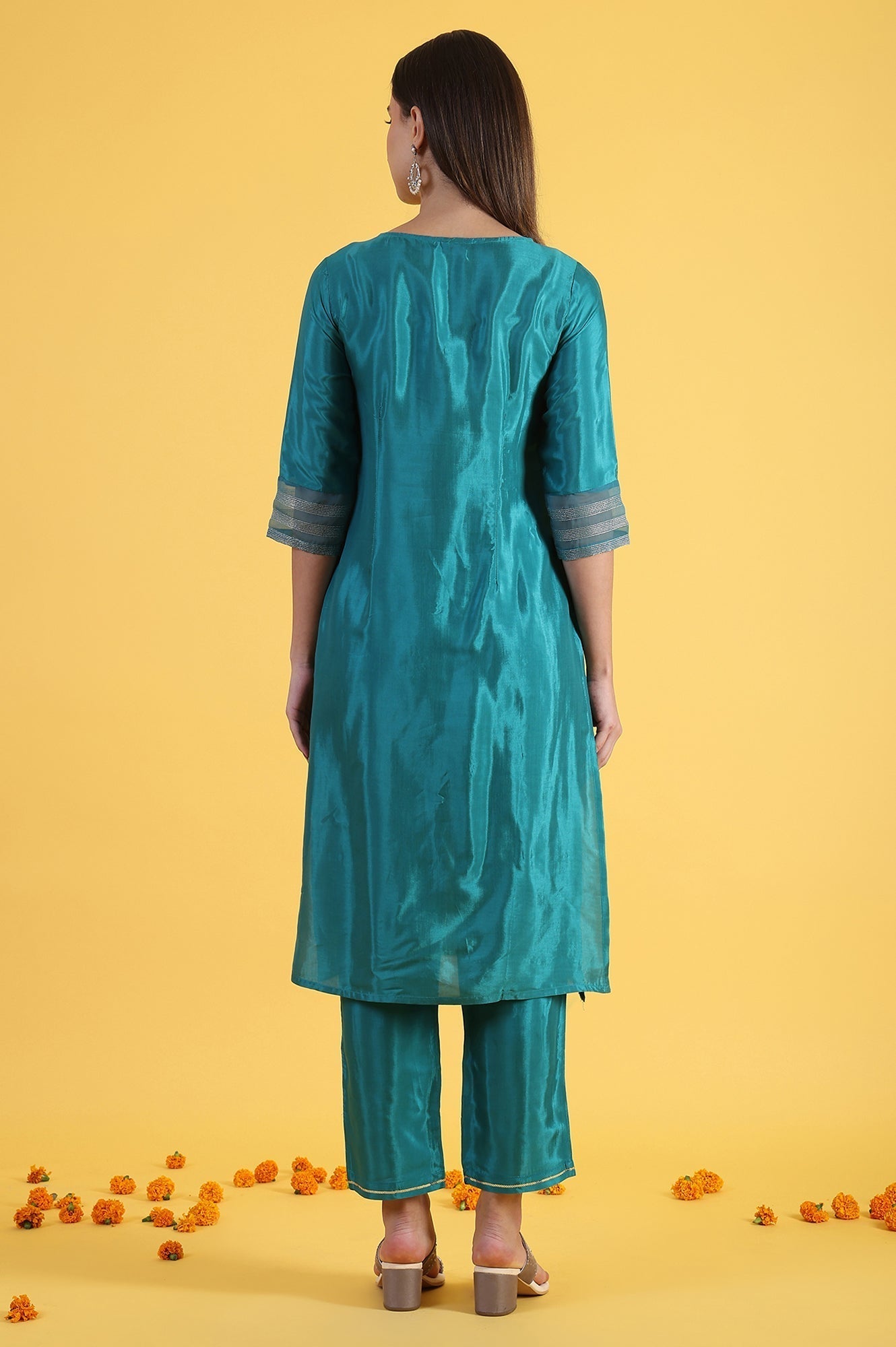 W for Woman Green Embroidered Festive Rayon Straight Kurta with Keyhole Neck and Sequin Embellishments