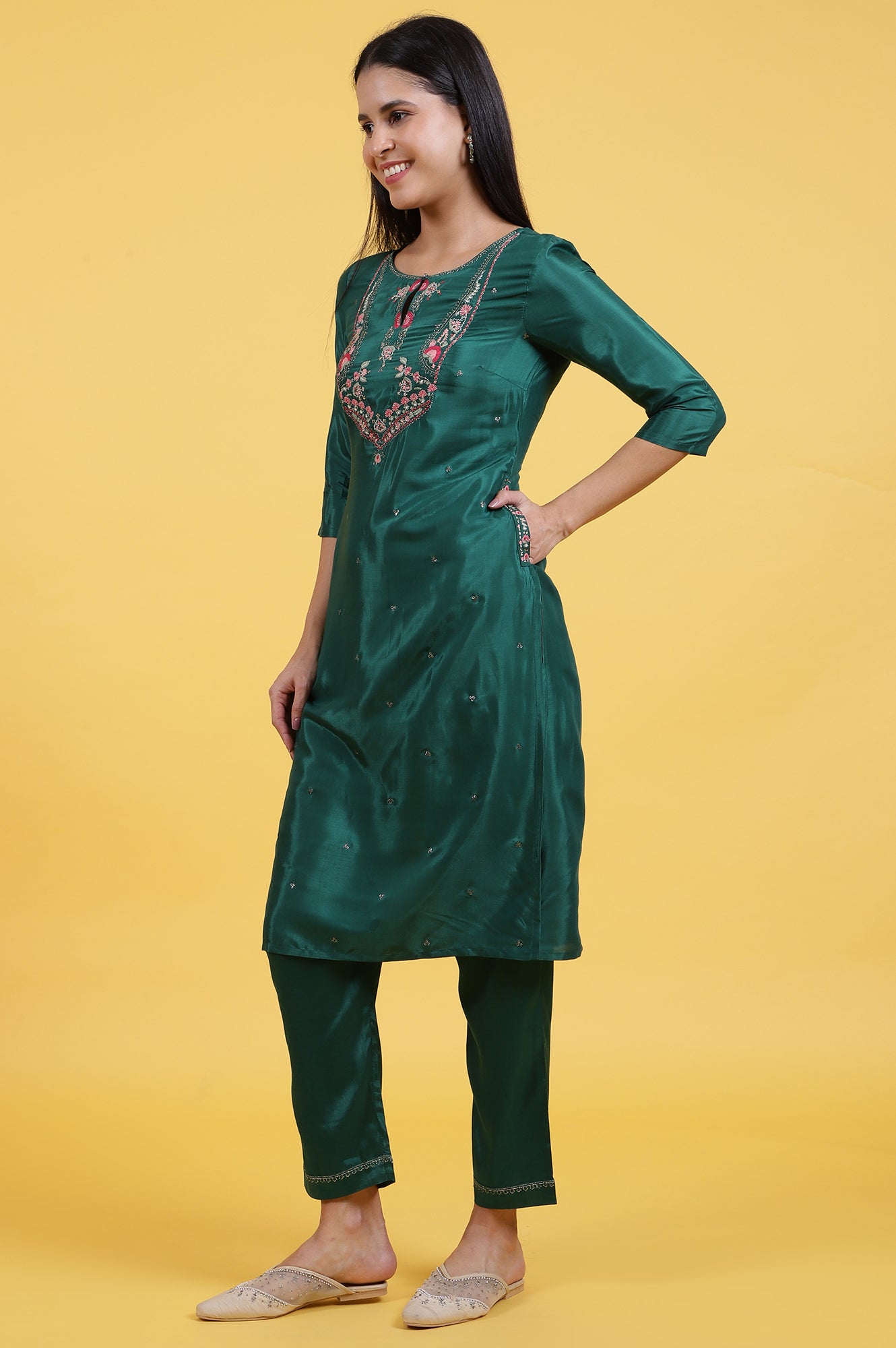 W for Woman Green Thread Embroidered Straight Festive Kurta