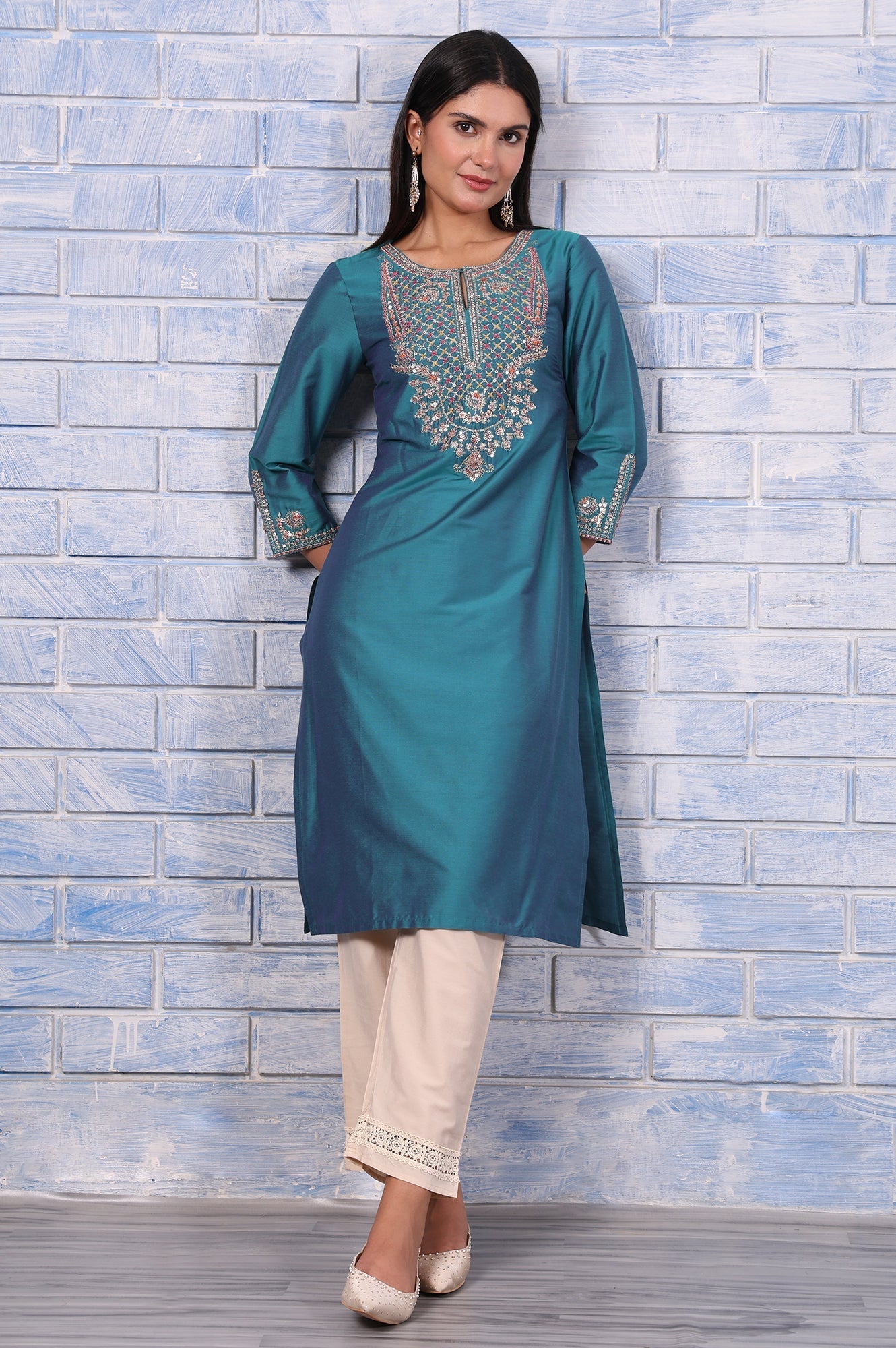 W for Woman Green Metallic Embroidered Straight Kurta