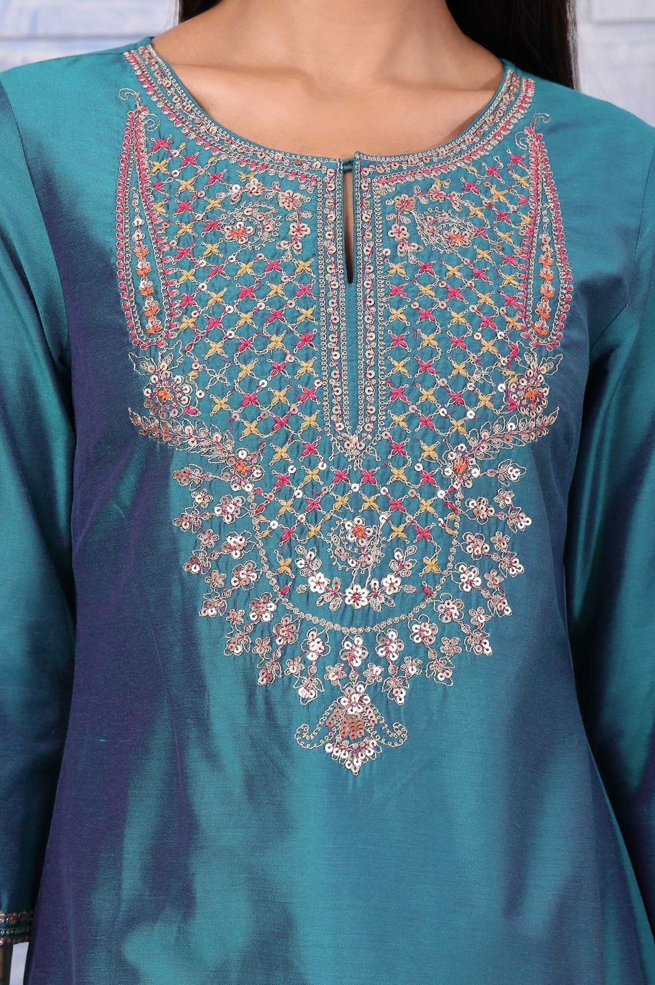 W for Woman Green Metallic Embroidered Straight Kurta