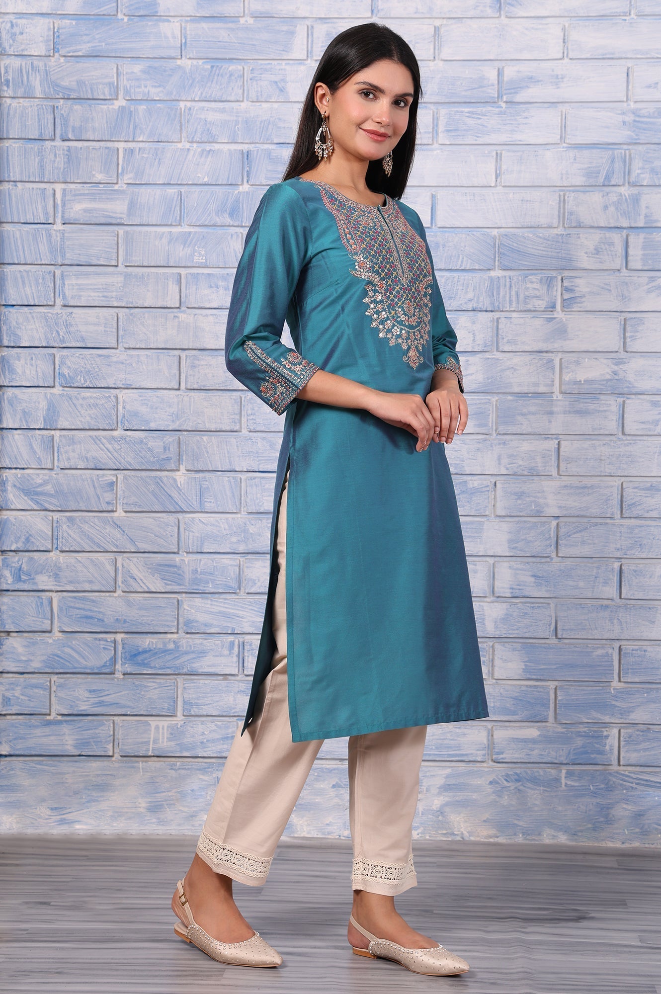 W for Woman Green Metallic Embroidered Straight Kurta