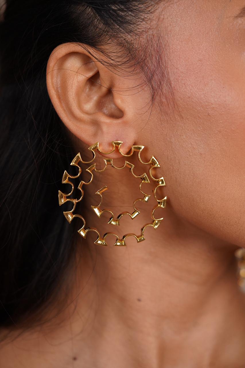 Stormy Gold Whirl Earring