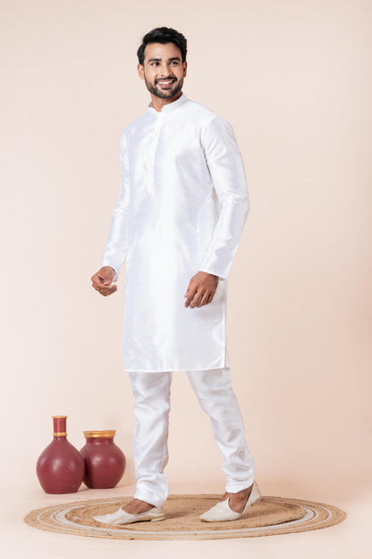 Zavaya Men White Solid Banarasi Silk Kurta