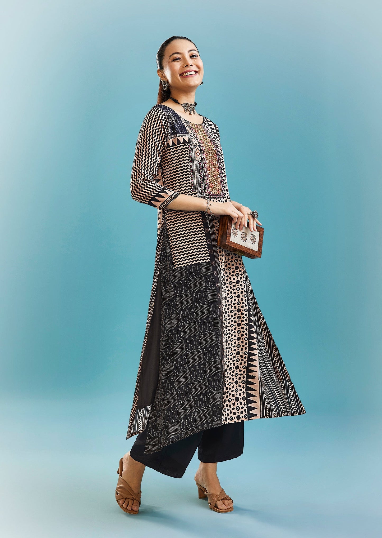 Black Kurta Set With Zari And Sequins Work