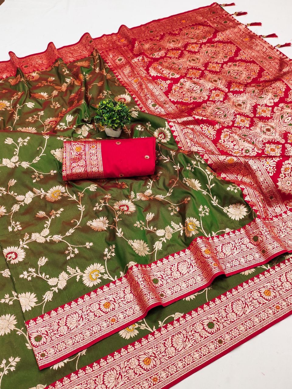 Mameraa Sarees Green Soft Silk Blend Saree With Zari Weaving Meenakari Design-Green