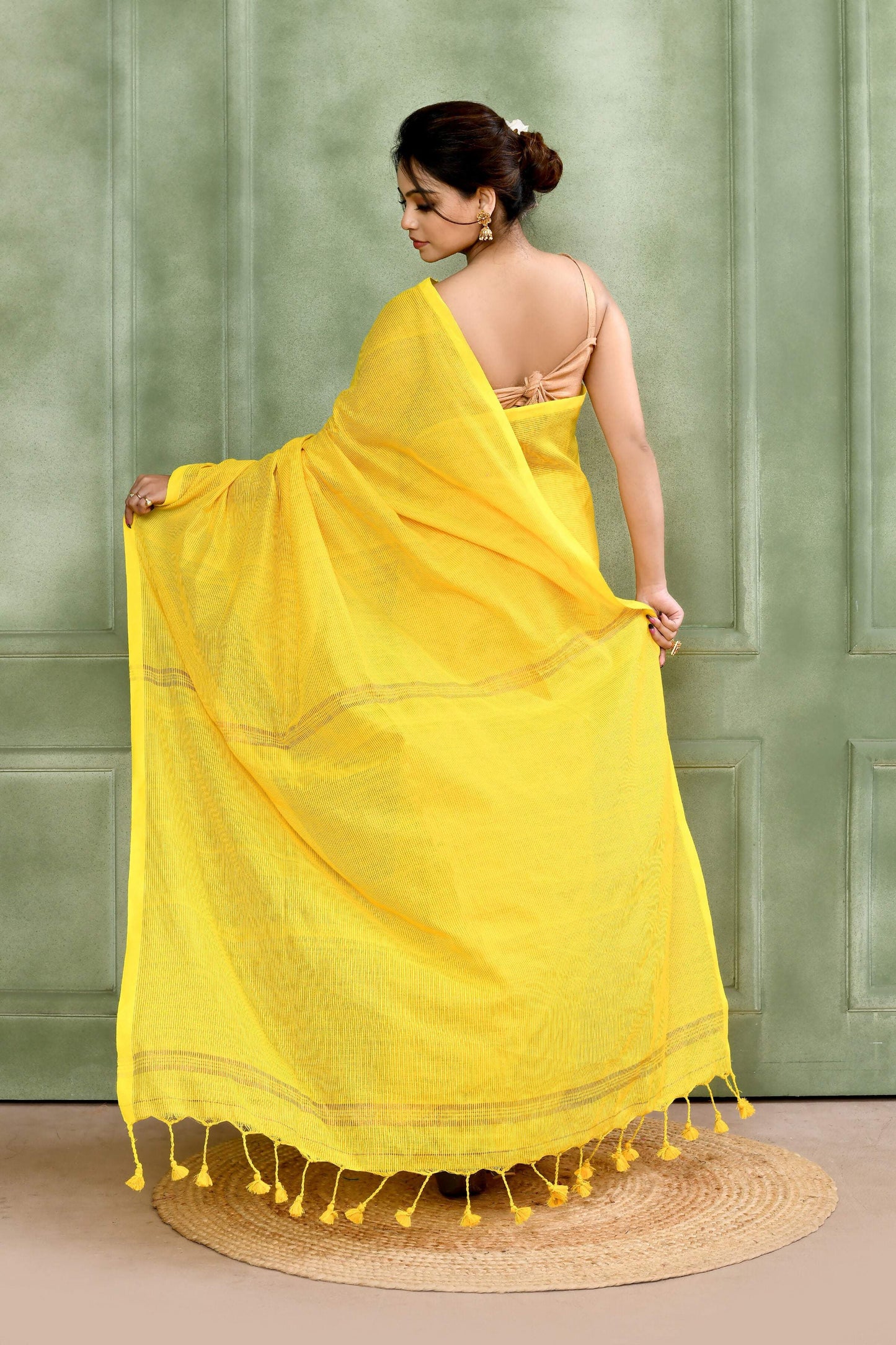 Piyari Fashion Women's Yellow Embellished Cotton Blend Zari Check Handloom Saree